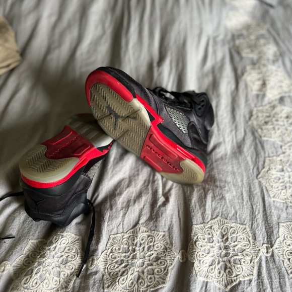 Size 6 youth Jordan 5. - Picture 5 of 8